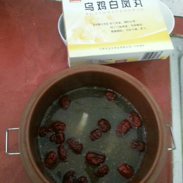 乌鸡白凤丸炖鸡脚的做法