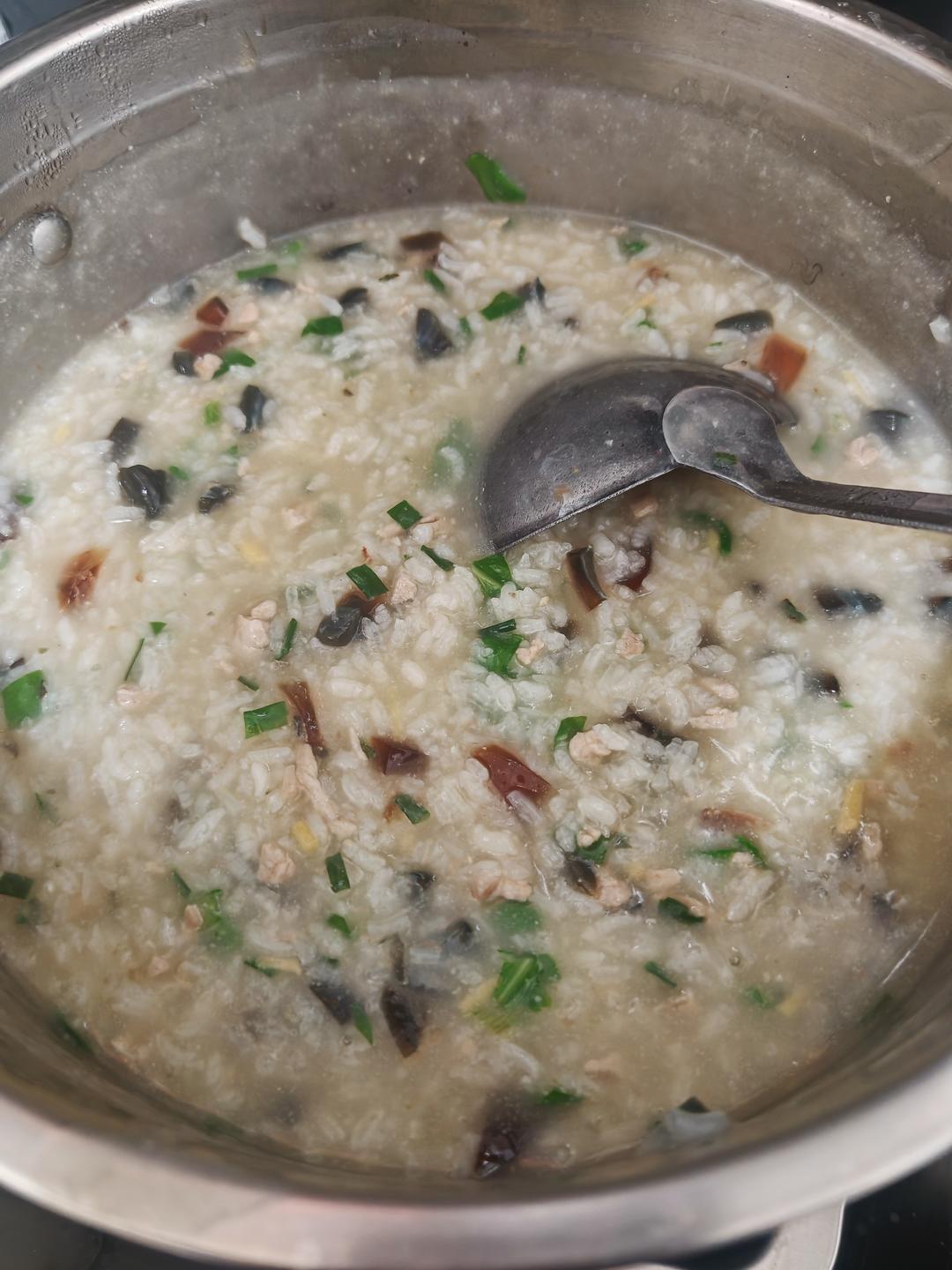 妈妈👩教我做的皮蛋瘦肉粥🥣简单快捷美味😋