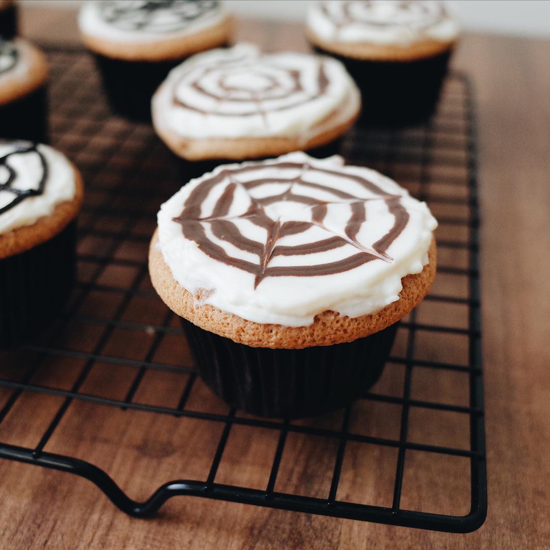 万圣节-蜘蛛网纸杯蛋糕的做法