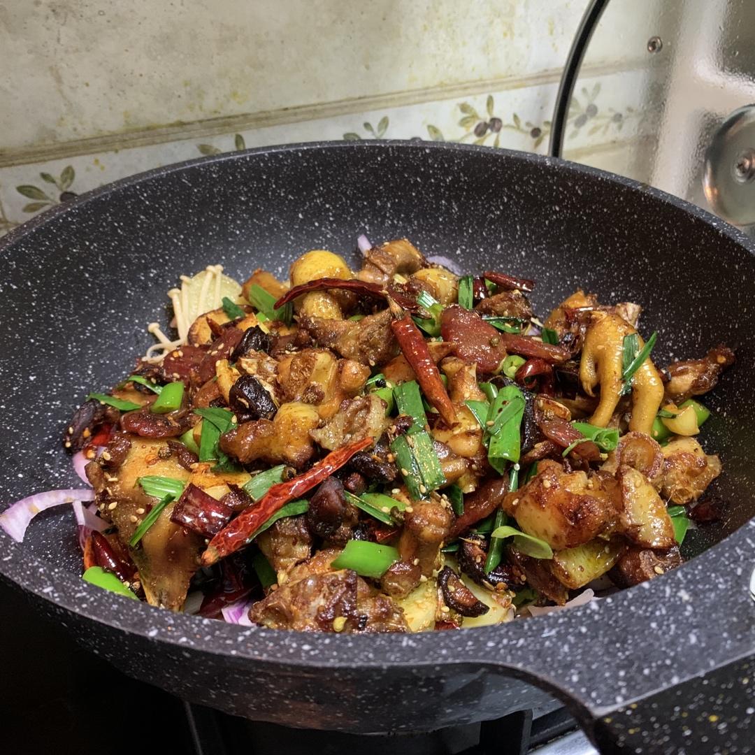 厨师长教你：“干锅鸡”的家常做法，肉香四溢回味无穷