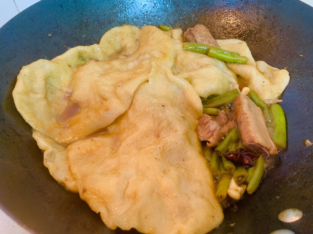 太好吃了吧！豆角排骨焖卷子