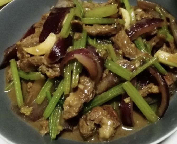 牛肉炒洋葱芹菜