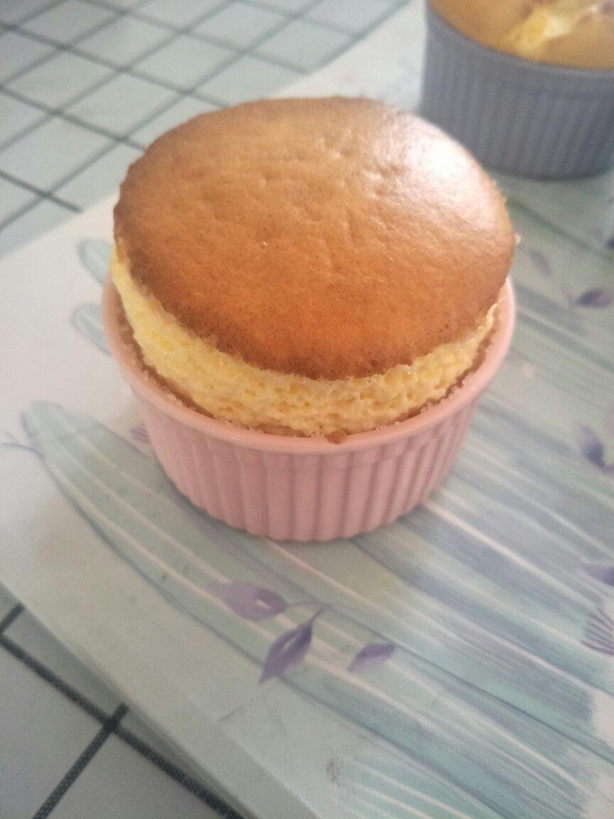 《云朵舒芙蕾》柔软、轻盈、细腻、绵密、一口下去犹如棉花糖，但又像漂浮的云朵配方