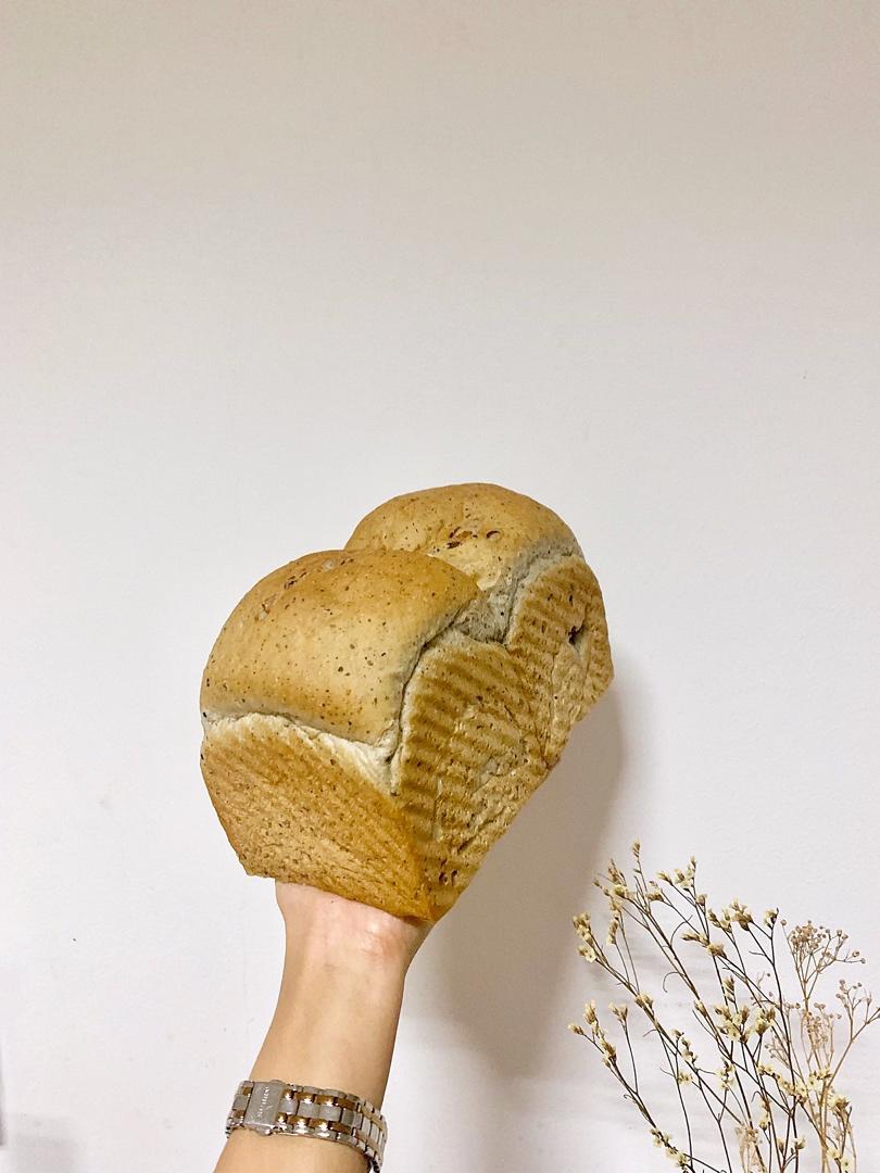 养生黑芝麻核桃吐司