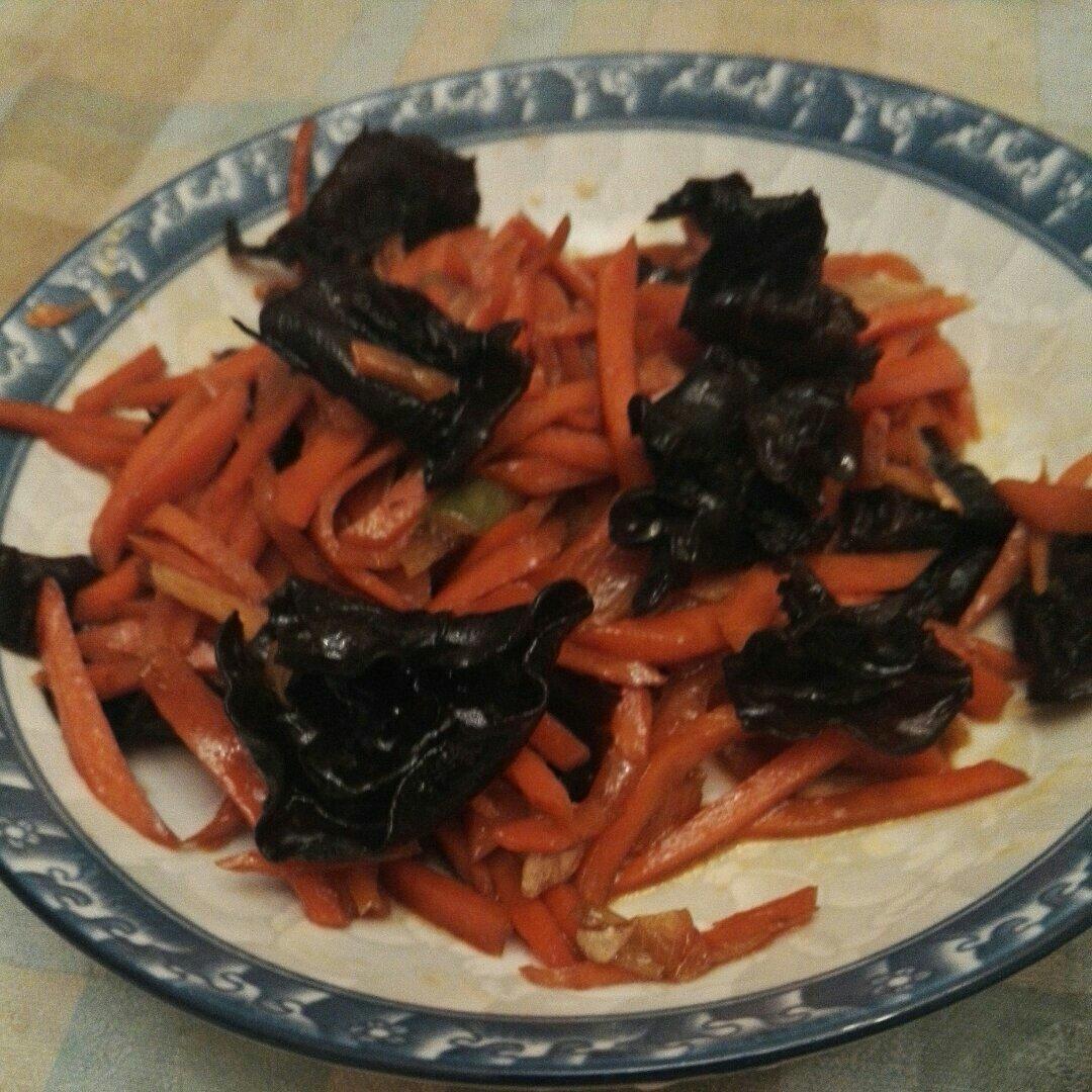 胡萝卜香菇炒木耳