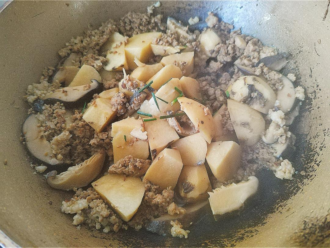 香菇肉末焖香芋(宝贝最喜欢吃的菜之一)