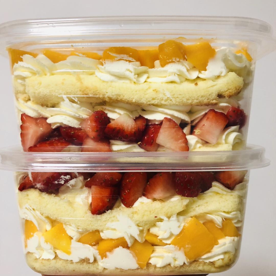 雪碧加冰加柠檬做的草莓奶油蛋糕盒子