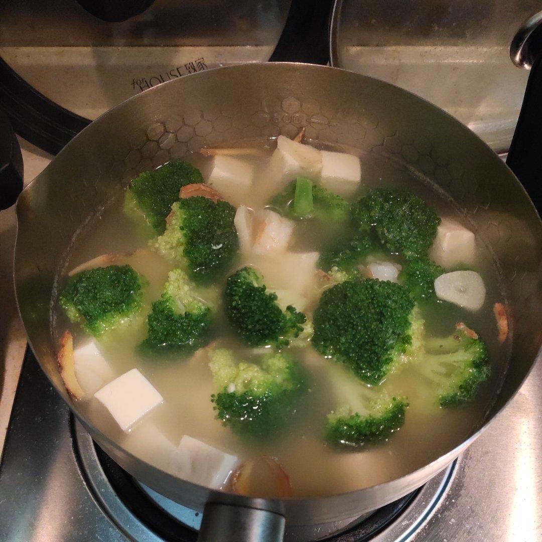 西兰花虾仁豆腐汤