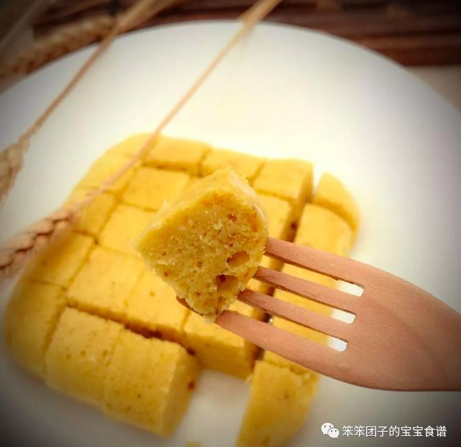 10个月宝宝辅食：梨子蛋黄蒸糕