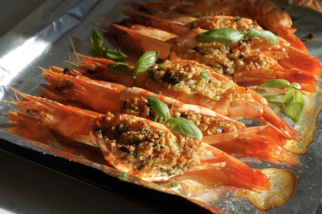 蒜蓉罗勒烤大虾的做法