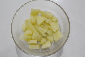 土豆蛋黄酥的做法 步骤2