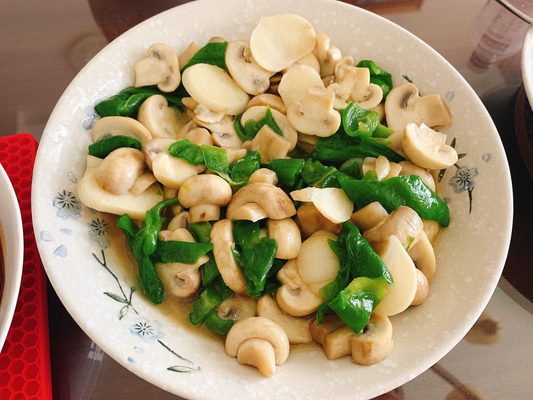 做过 清炒蘑菇 换成白蘑菇 皱皮青椒,一样好吃