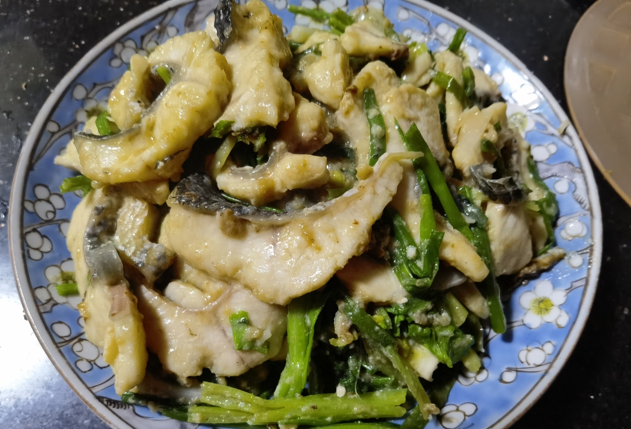 一鱼两味：葛菜生鱼汤和姜葱炒生鱼片的做法