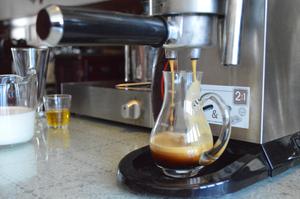 分层咖啡的做法 步骤2