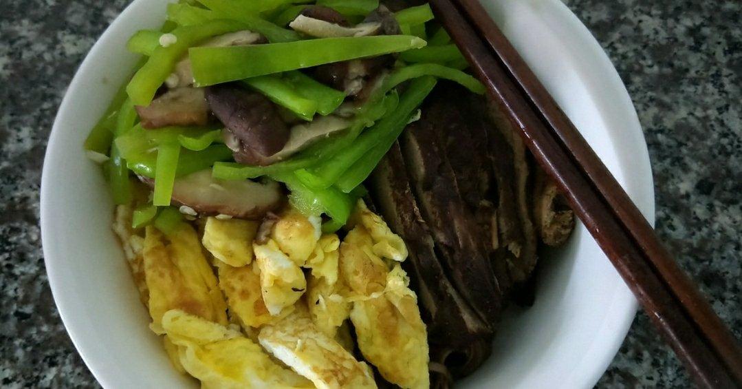 鸡腿时蔬荞麦面