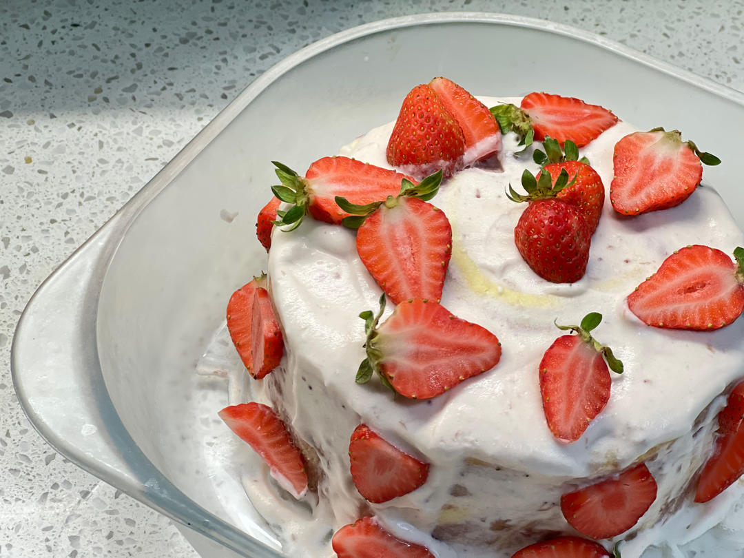 草莓年轮蛋糕，不用抹面不怕卷裂，好看又好吃，圣诞蛋糕就是她了！