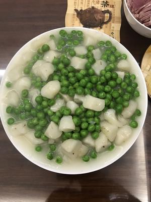 豌豆炒荸荠的做法 步骤3