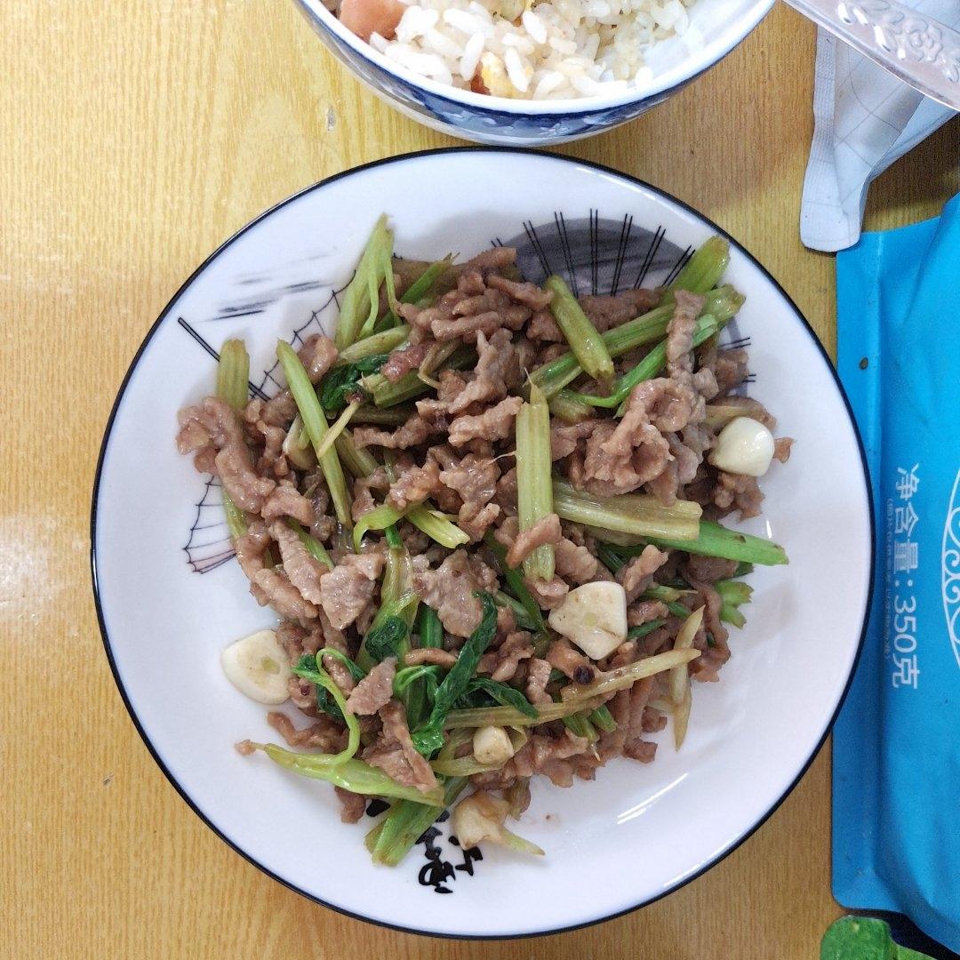 厨师长教你：“葱香牛肉”的家常做法，葱香扑鼻，细嫩可口