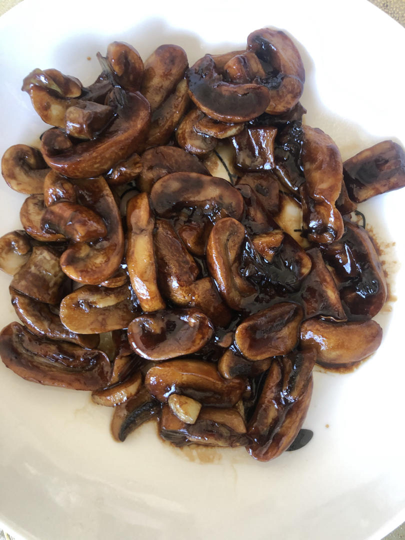 不放味精、盐，有点蒜香味的蚝油口蘑