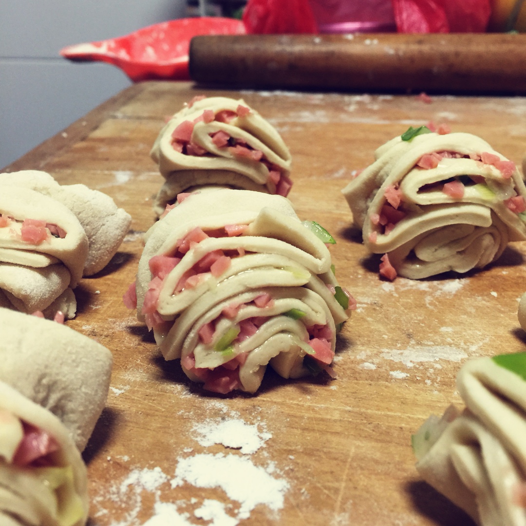 最好吃的火腿葱香花卷—附让葱不变黄的小窍门