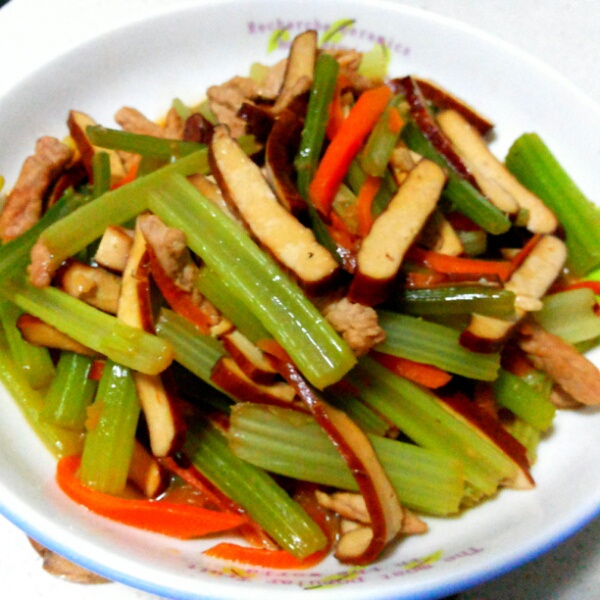 z小喵做的芹菜香干炒肉丝