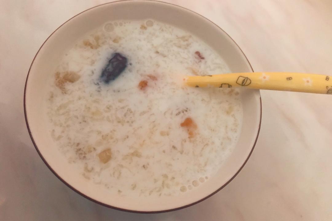 桃胶皂角炖雪燕（家庭版）