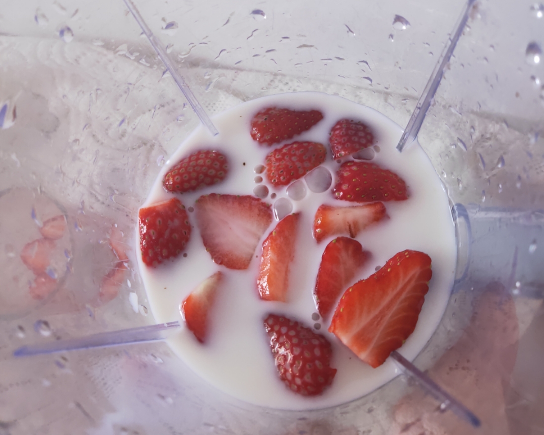 草莓奶昔的做法 步骤6