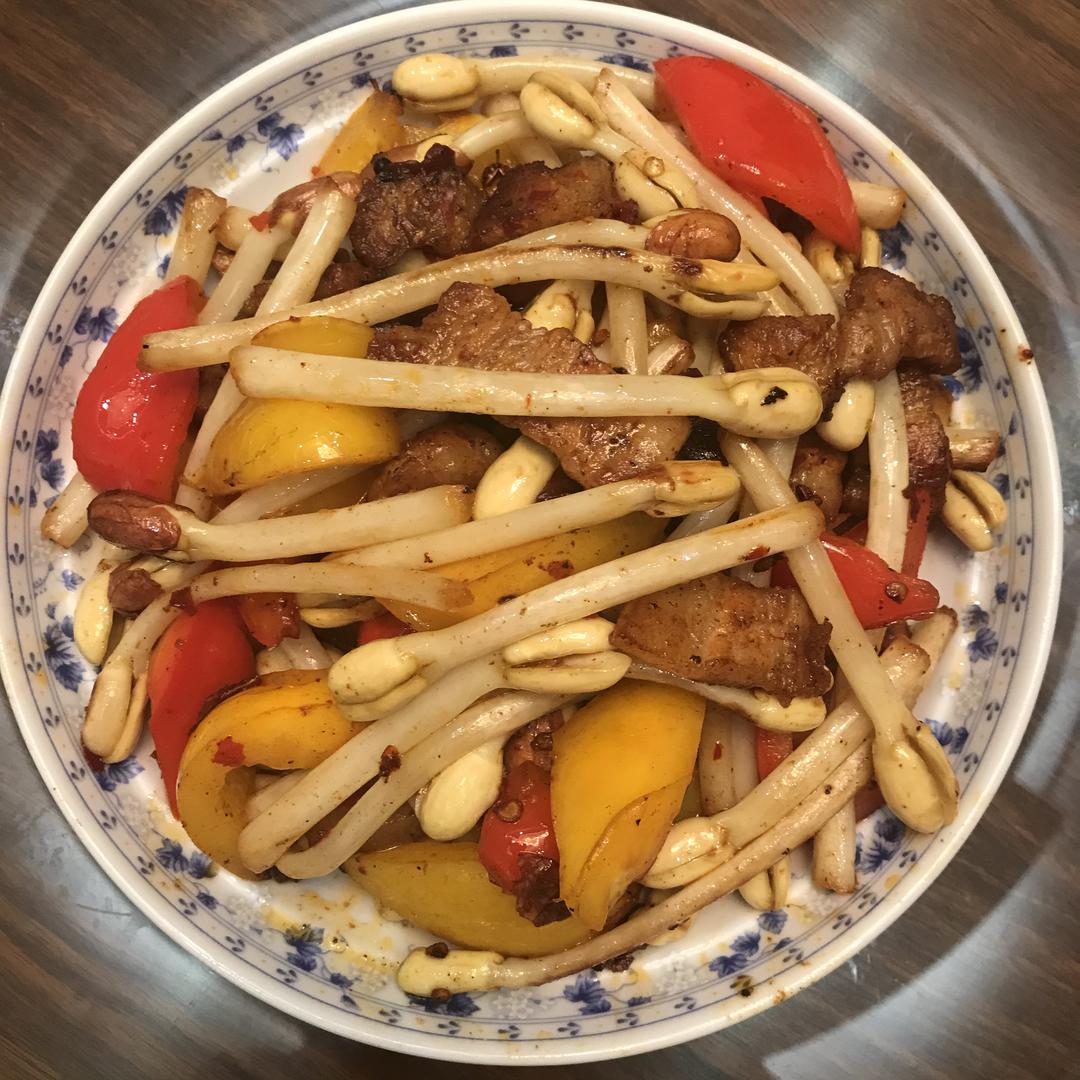 腩肉炒花生芽的做法