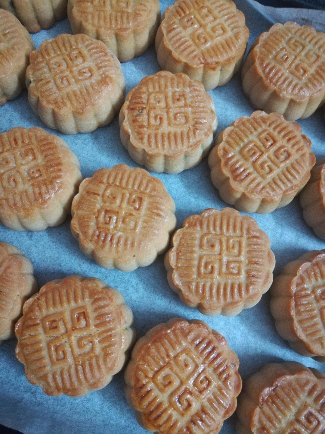 广式月饼—蛋黄芝麻月饼