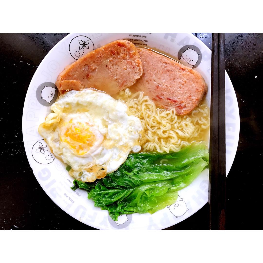 茶餐厅里的餐蛋面