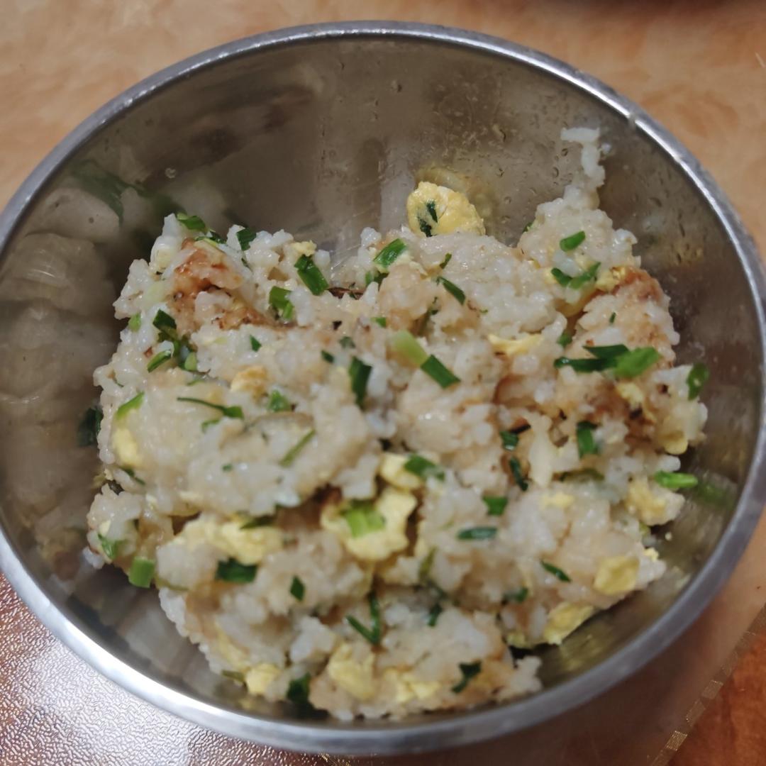 〈鸡蛋，葱花。蛋炒饭〉，简简单单剩饭变美味。欣小厨 😉
