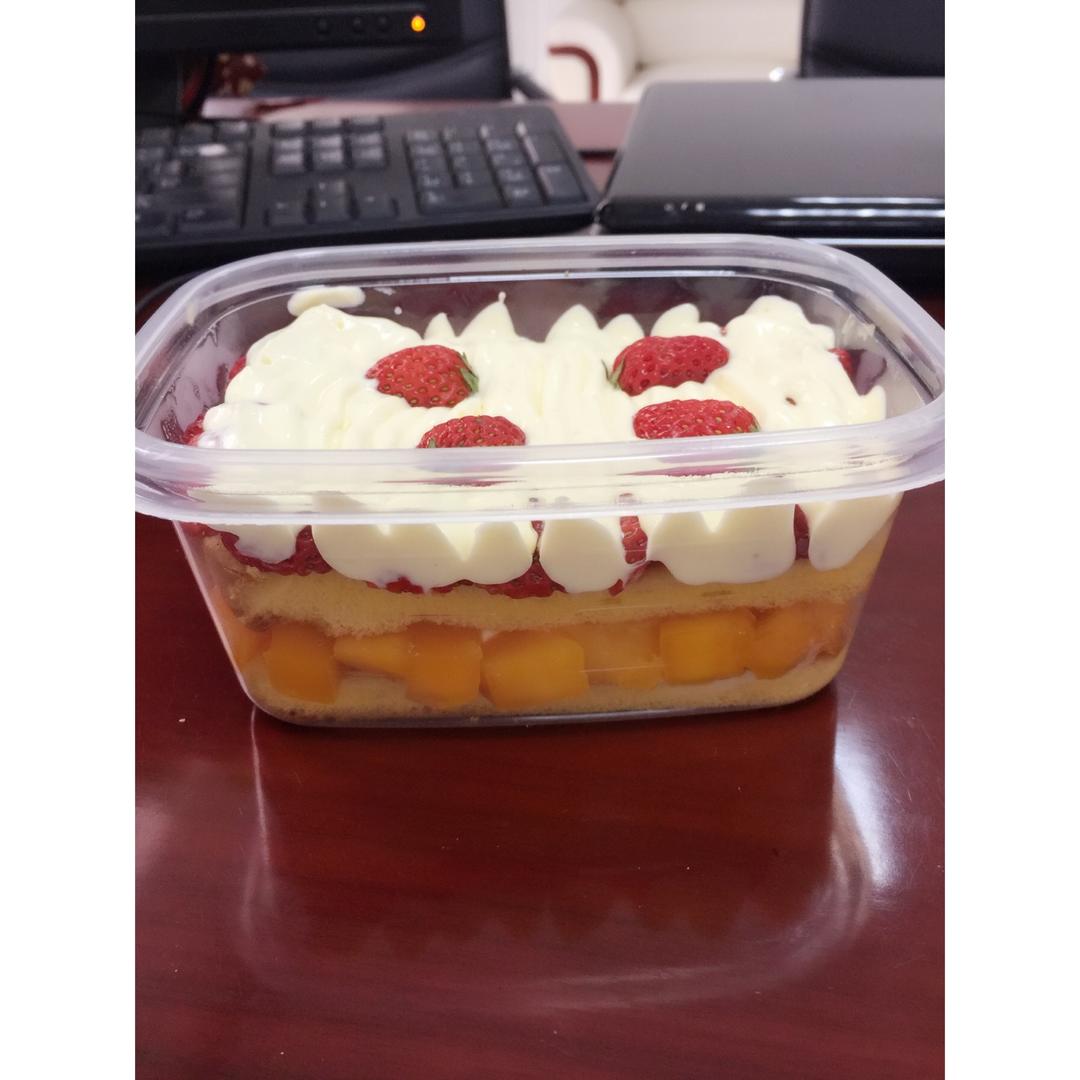 草莓盒子蛋糕Strawberry Cake Dessert
