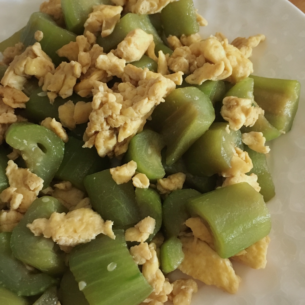 只需要五分钟就可以的美味蒜蓉蒸丝瓜