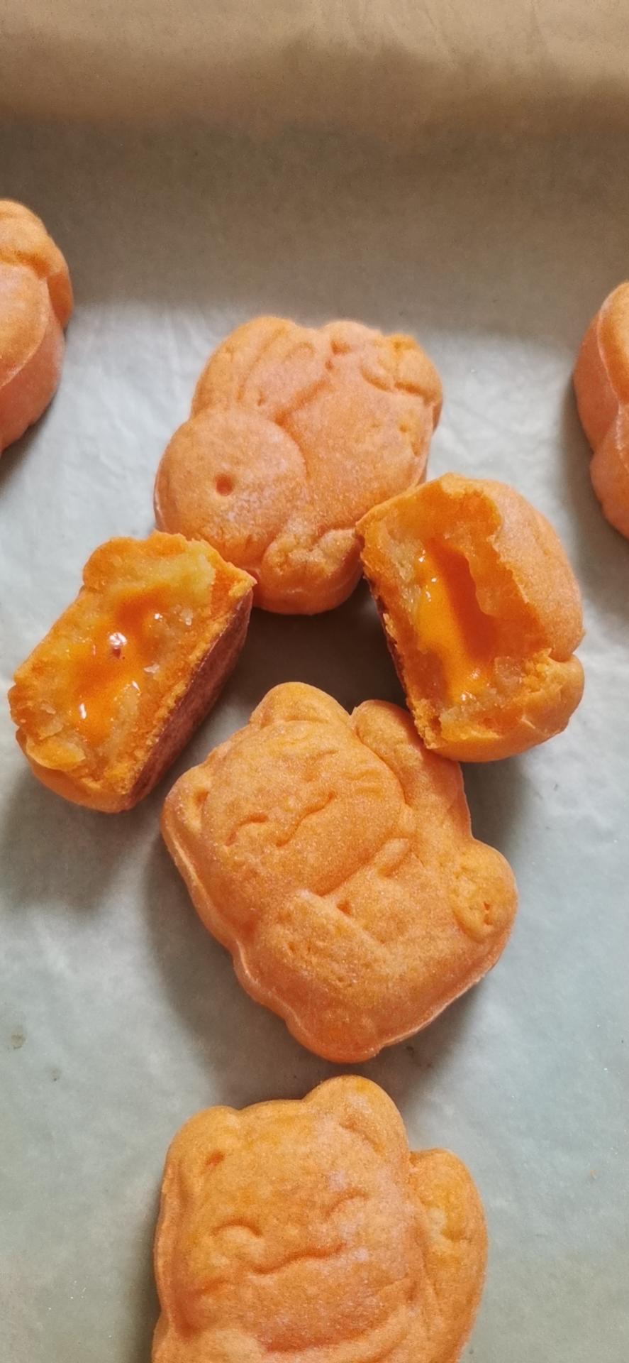 💃奶黄流心月饼——这是可以让你坐稳朋友圈厨霸位置的月饼🥮，没人点赞算我输👎