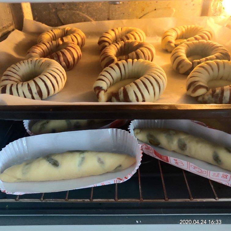 松软可口的红豆沙面包卷