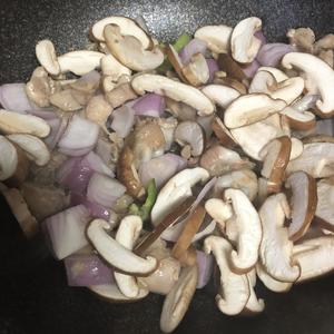 快手菜 炒青椒香菇鸡腿丁的做法 步骤7