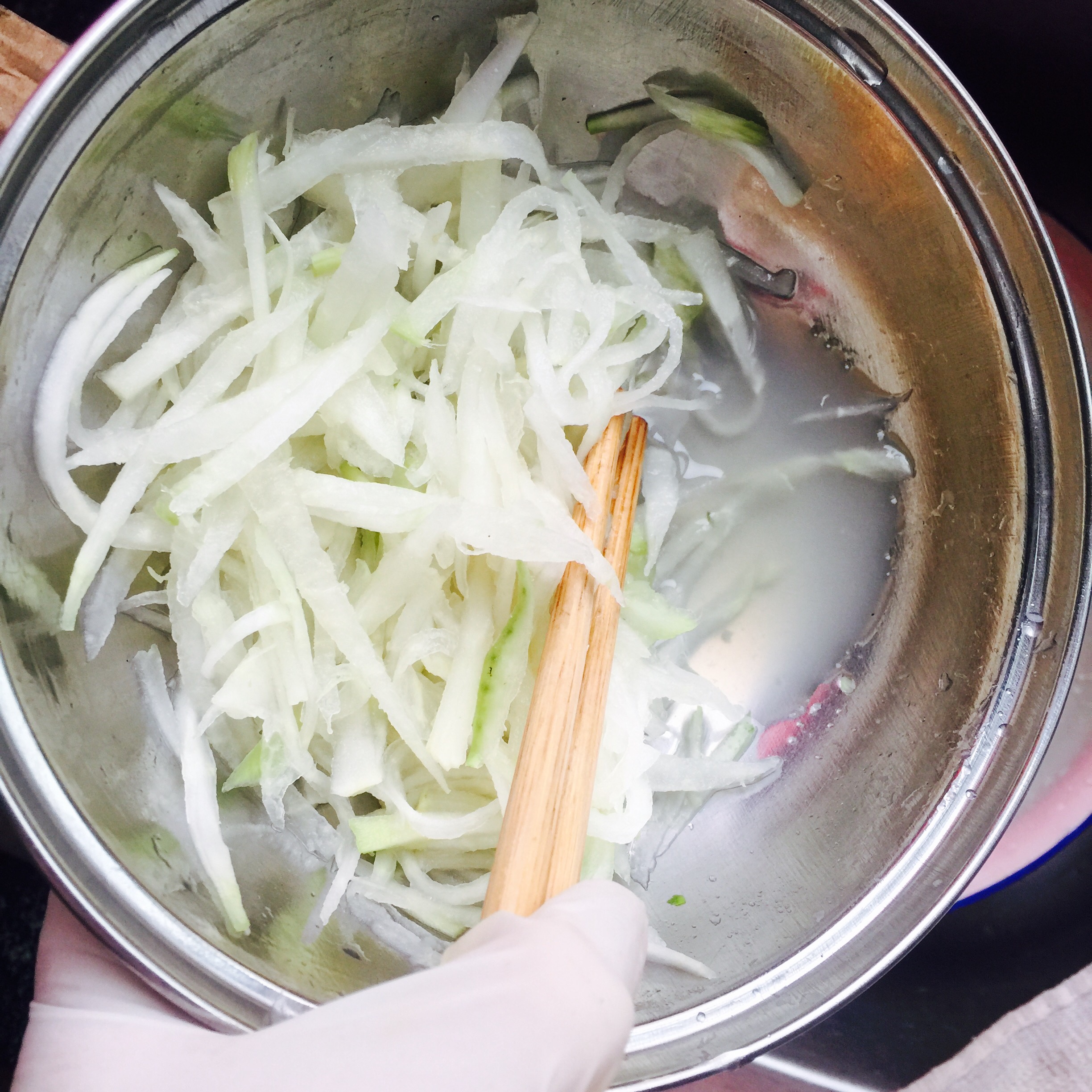 凉拌苤蓝丝豌豆粒的做法 步骤7
