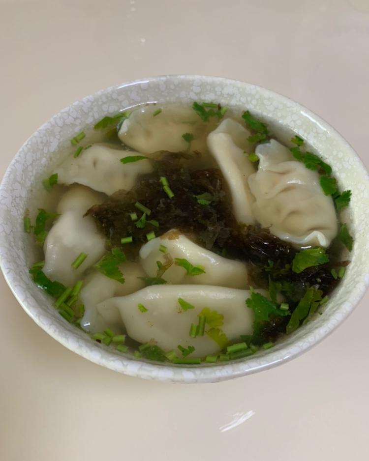 省时又便捷，没人能抗拒这碗酸汤水饺！🥟