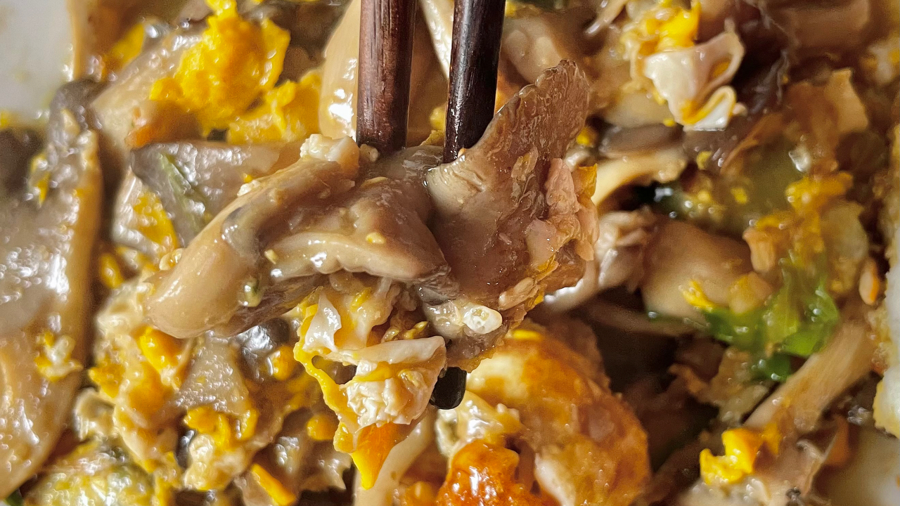 蘑菇炒鸡蛋	平菇这样炒，鲜美无比巨好吃