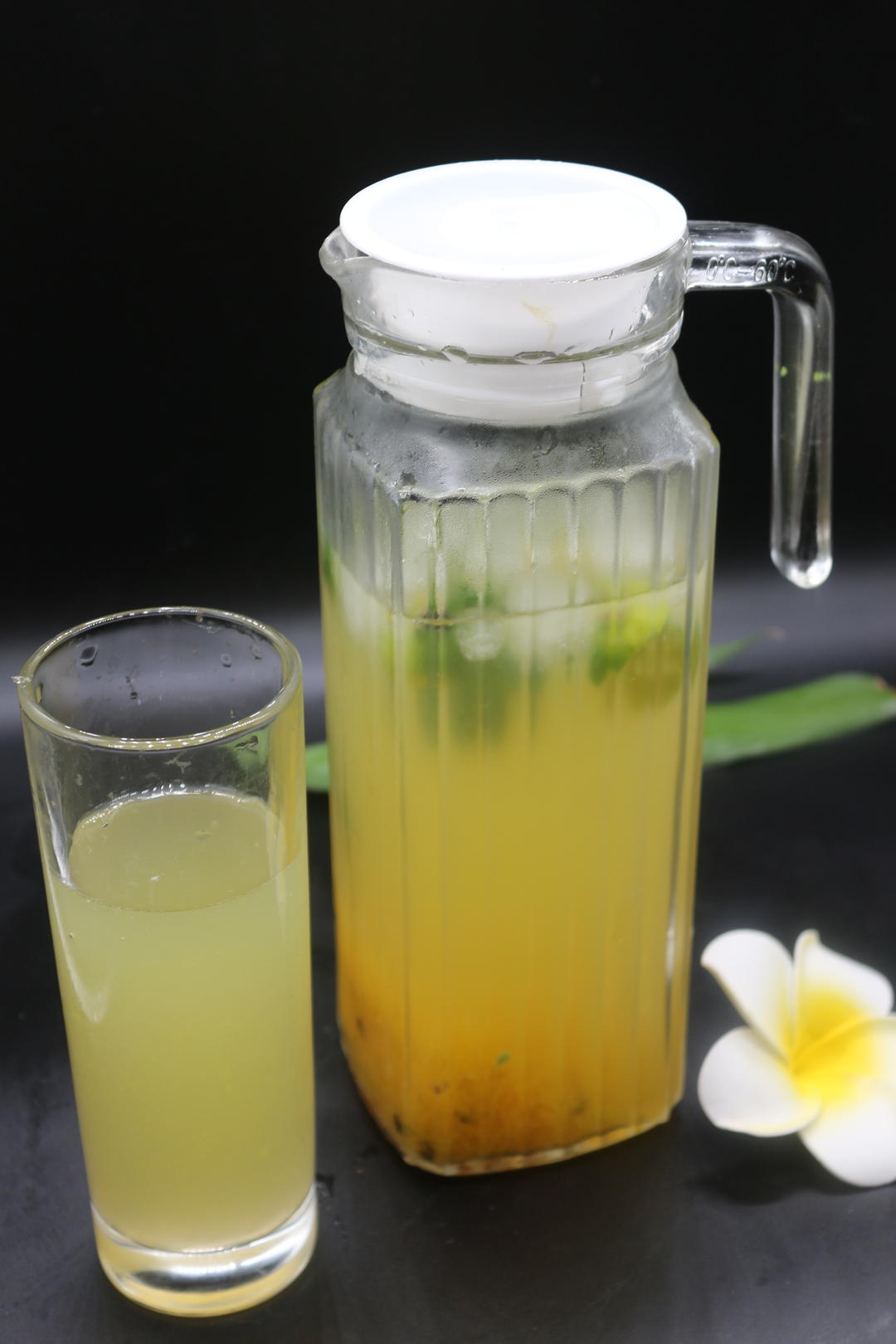 成品2成品1最后加满饮用水完成再加入冰块摇晃均匀倒入扎壶中加入适量