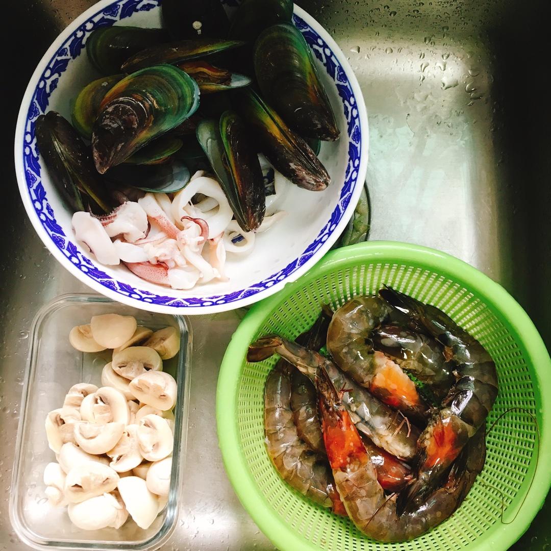 泰式红咖喱海鲜的做法 步骤1