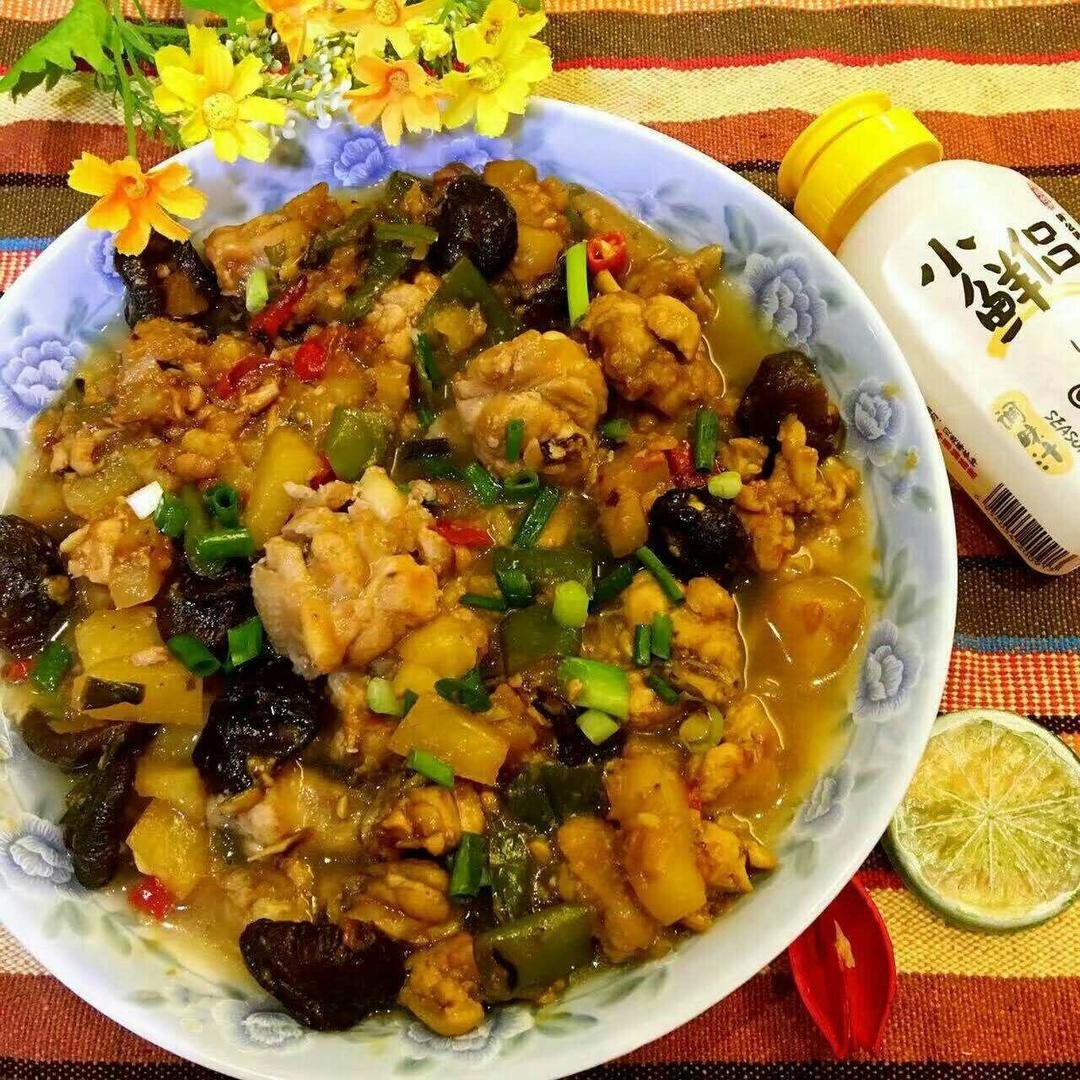 好吃又下饭的【红烧土豆鸡腿】，土豆的香甜和鸡腿的鲜美搭配，经红烧，色香味俱全了。