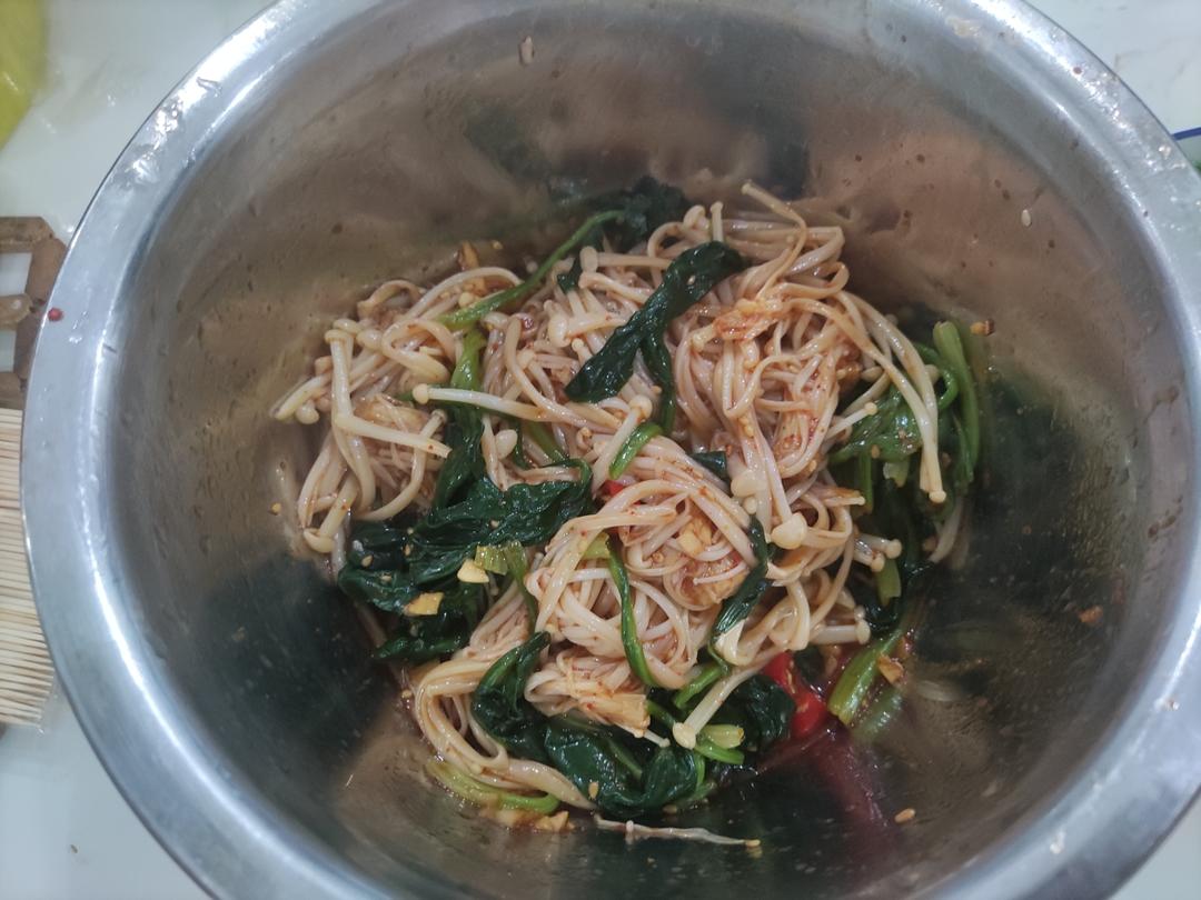 解馋减脂餐！酸辣开胃又下饭的菠菜拌金针菇