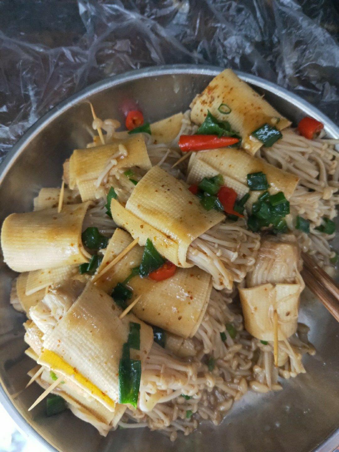 豆皮金针菇卷