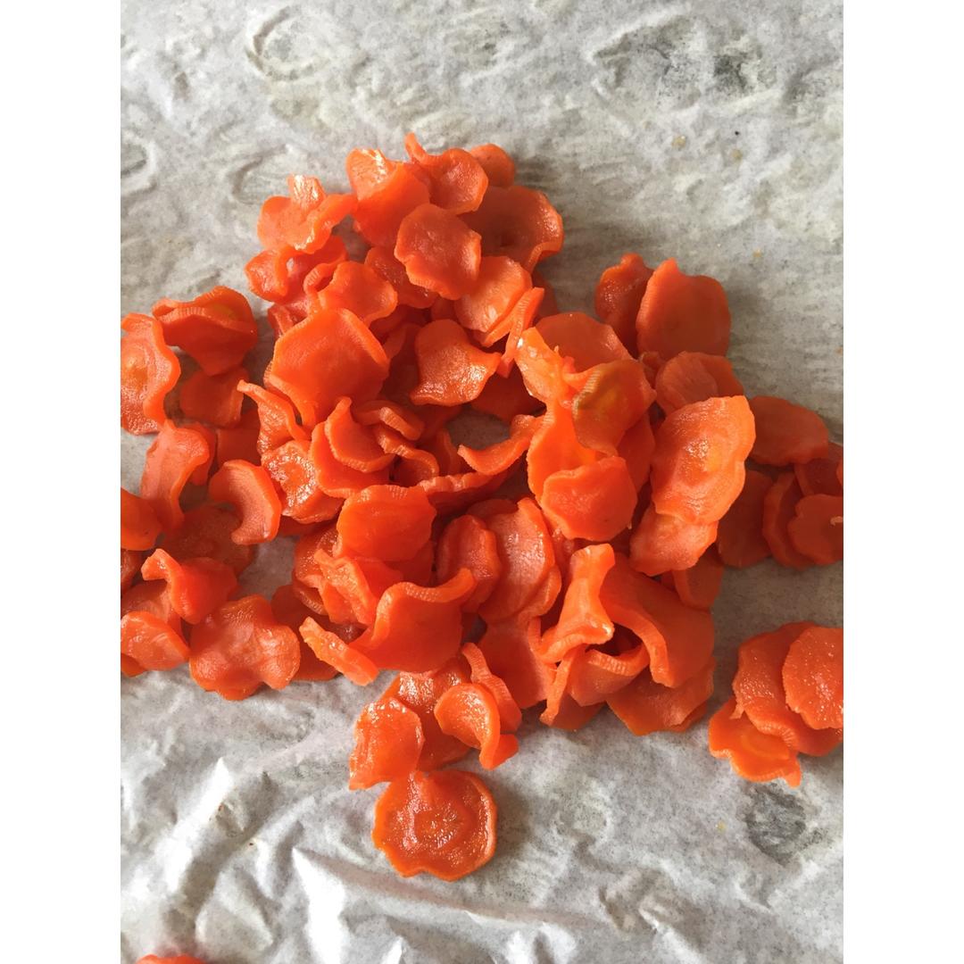 依照子瑜妈妈的方子制作的胡萝卜干，给宝宝当零食