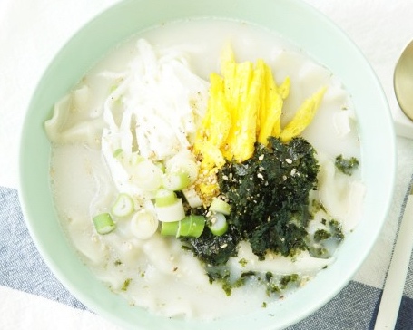 사골만두국韩式水饺汤的做法 步骤6