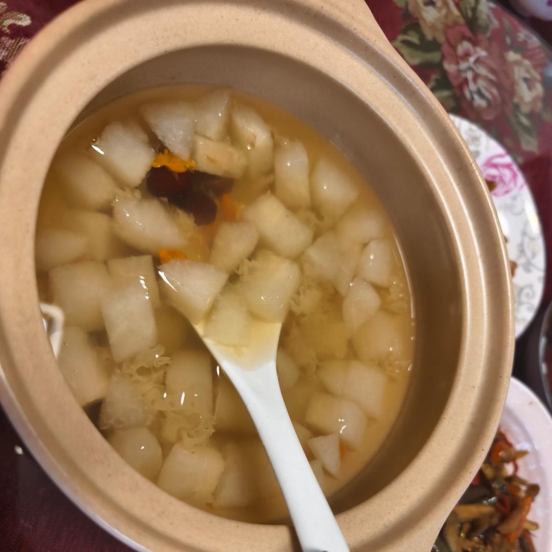 “银耳雪梨羹”女生美颜秘诀