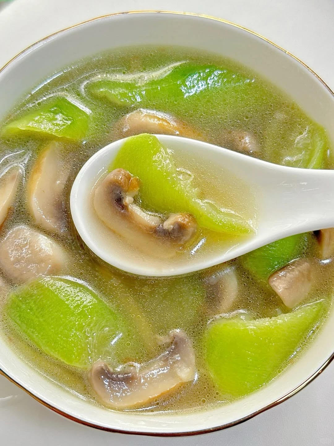丝瓜蘑菇汤