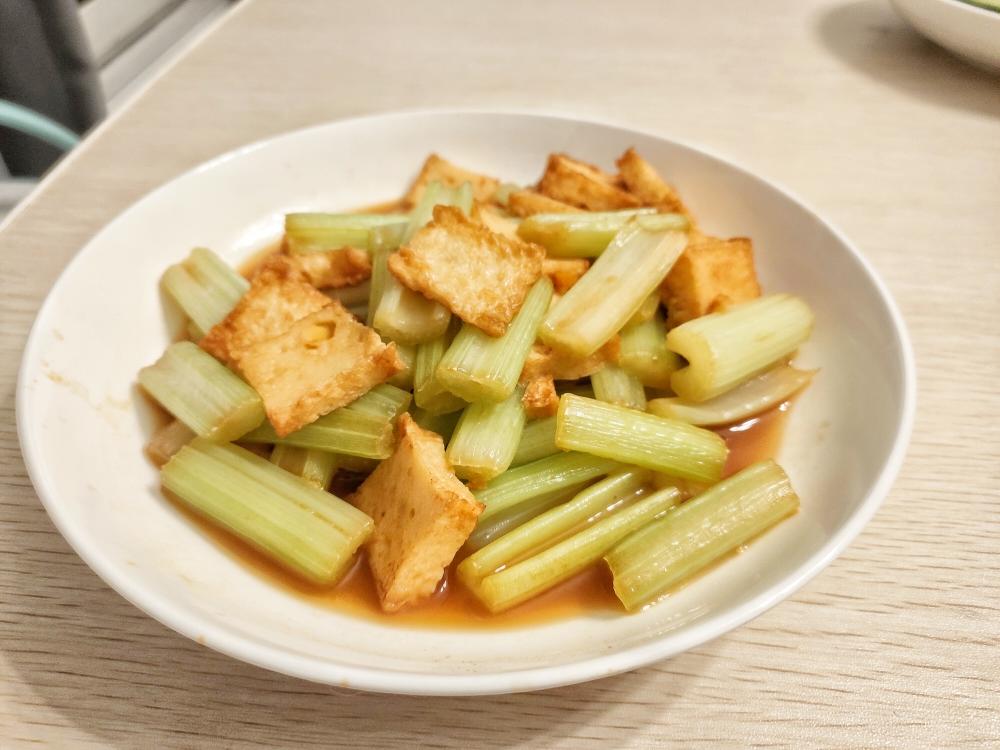芹菜炒鱼豆腐的做法