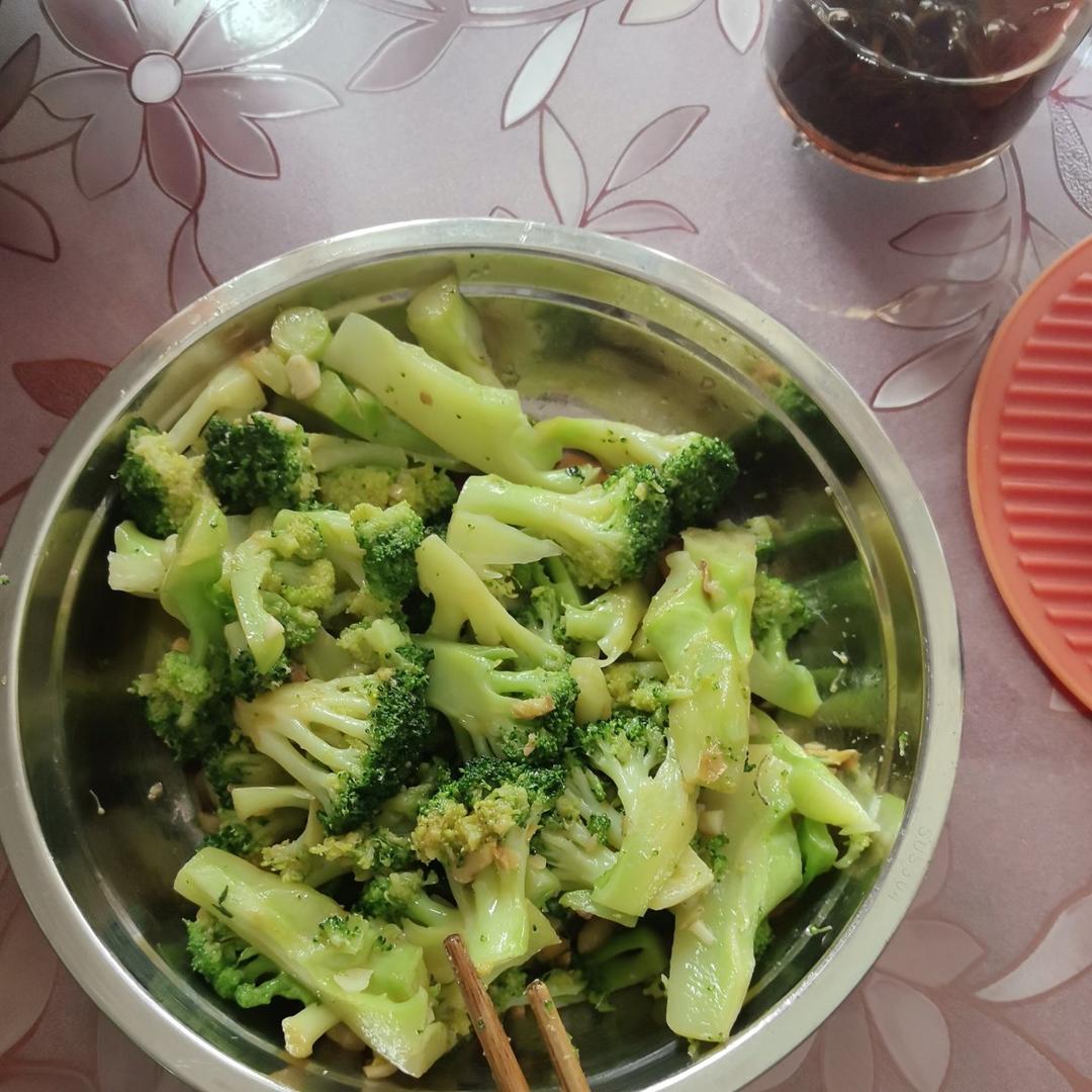 蒜蓉西兰花（清淡营养又健康）